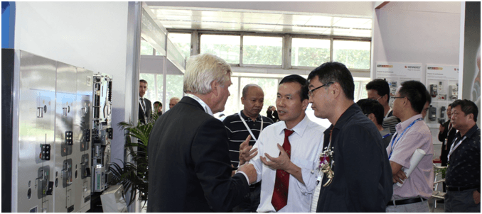 赫茲曼電力參展人員在向南方電網(wǎng)生產部主任介紹產品技術